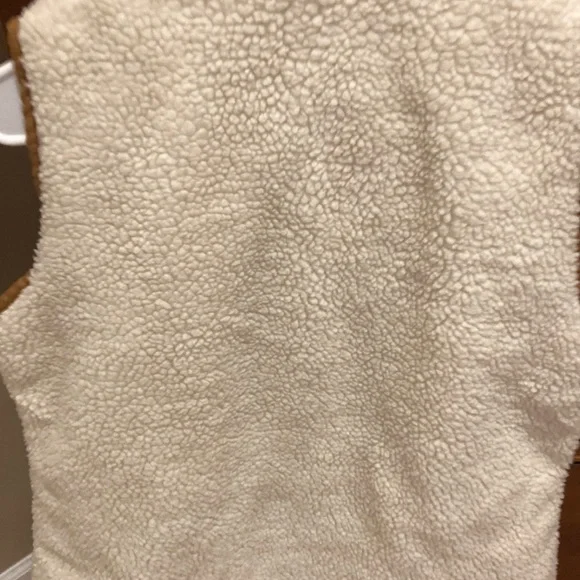 Old Navy women’s vest, size medium, ivory fur with brown detail,keeps u warm! - Picture 8 of 9